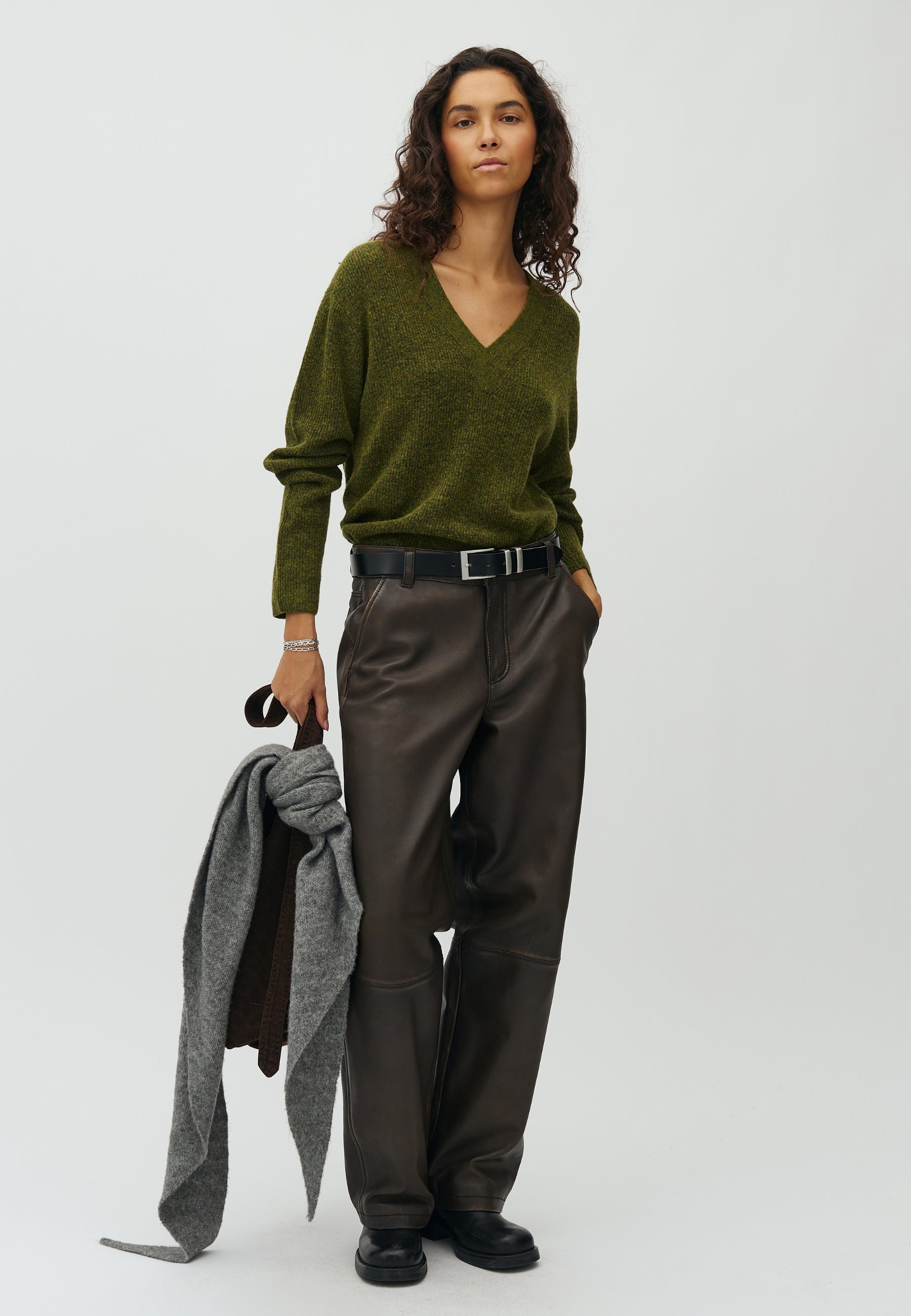 Asato V-M_Warm Olive Melange_Model_3