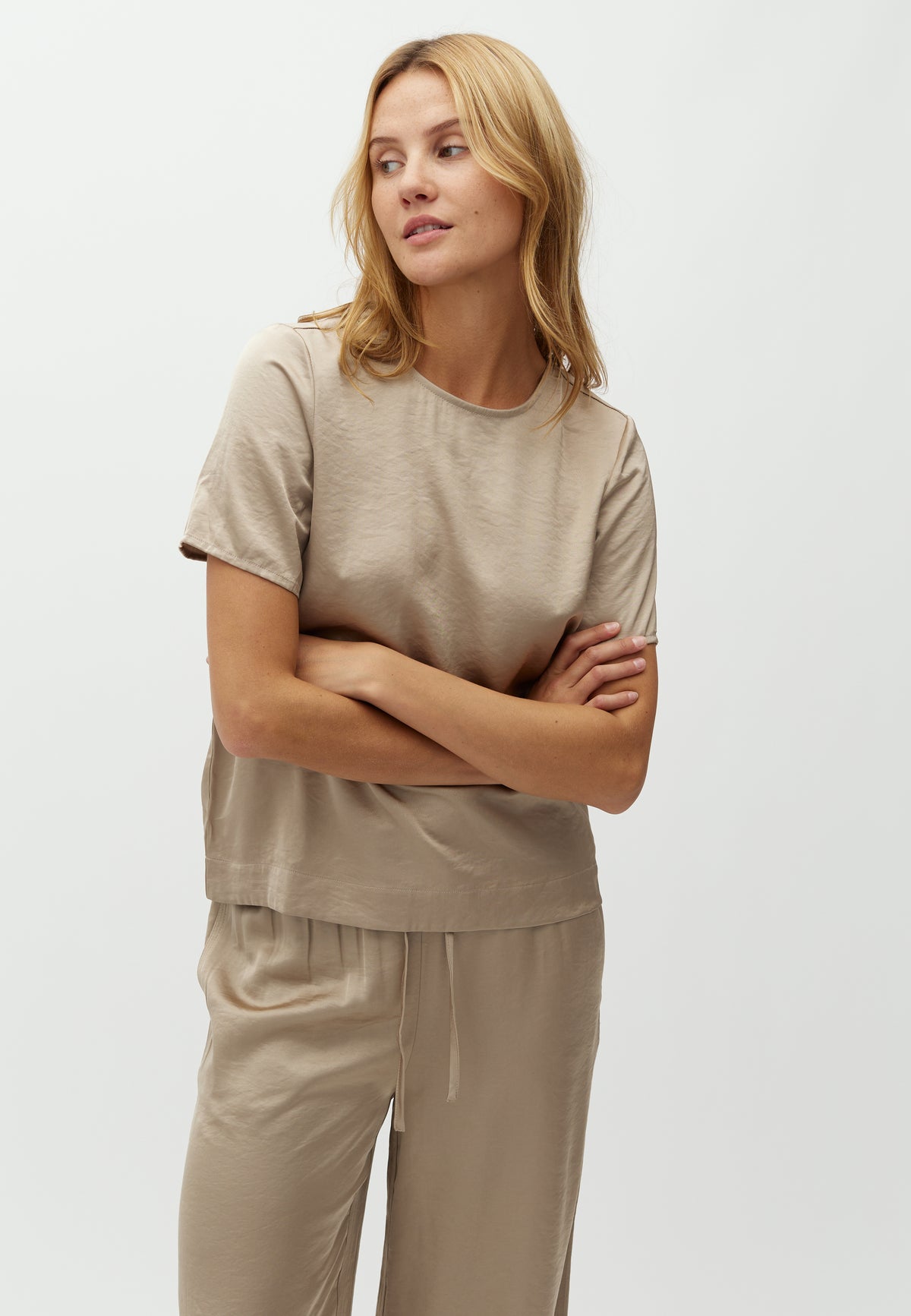 Nivara-M_Sand Grey_Model_0