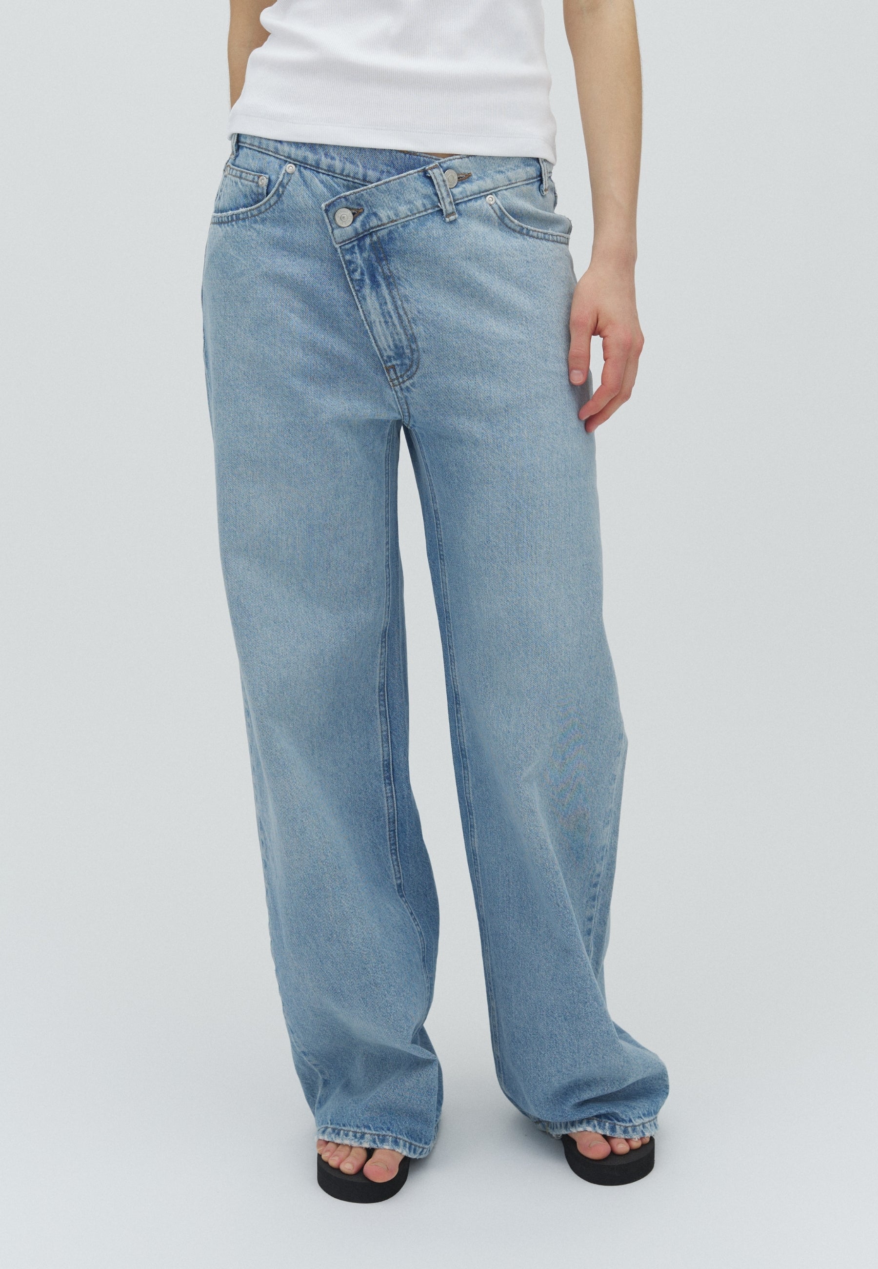 Bellmer-M_Light Blue Brushing_Model_4