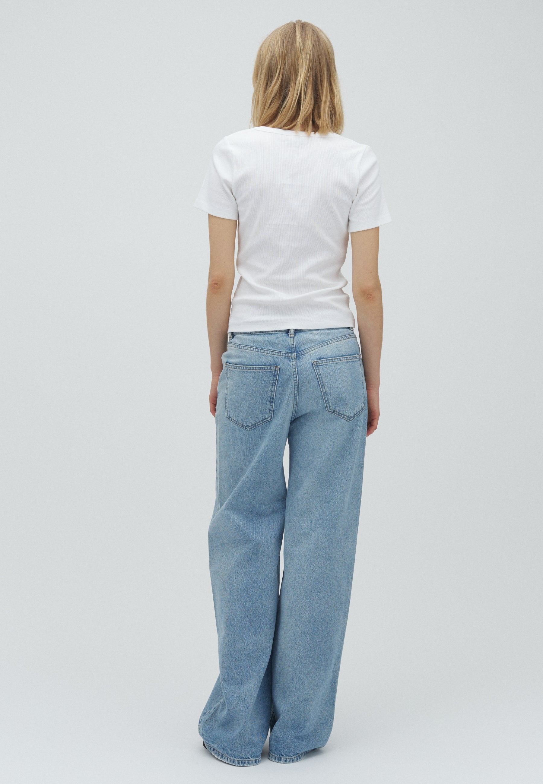 Bellmer-M_Light Blue Brushing_Model_5