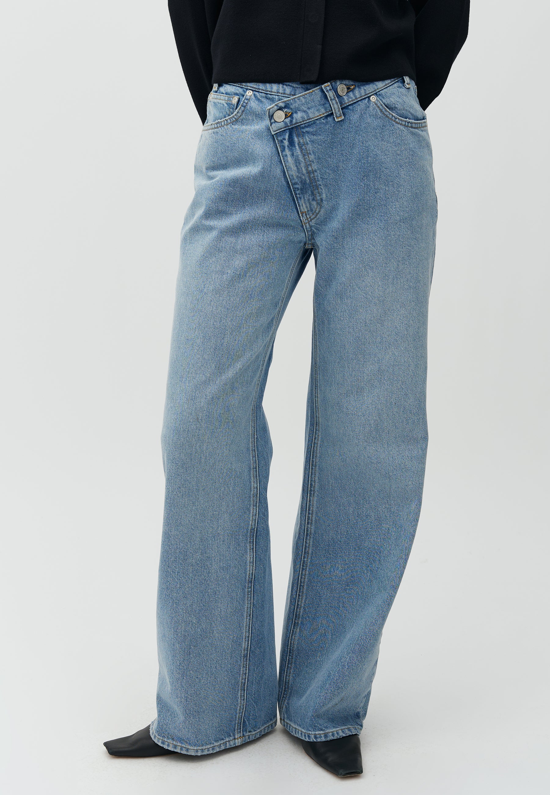 Bellmer-M_Light Blue Brushing_Model_1