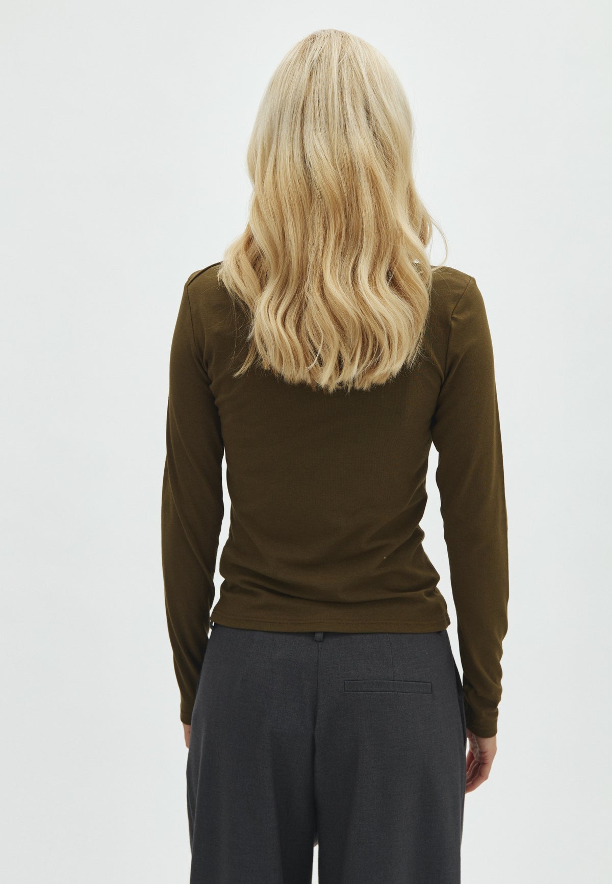 Julissa-M_Smoked Olive_Model_2