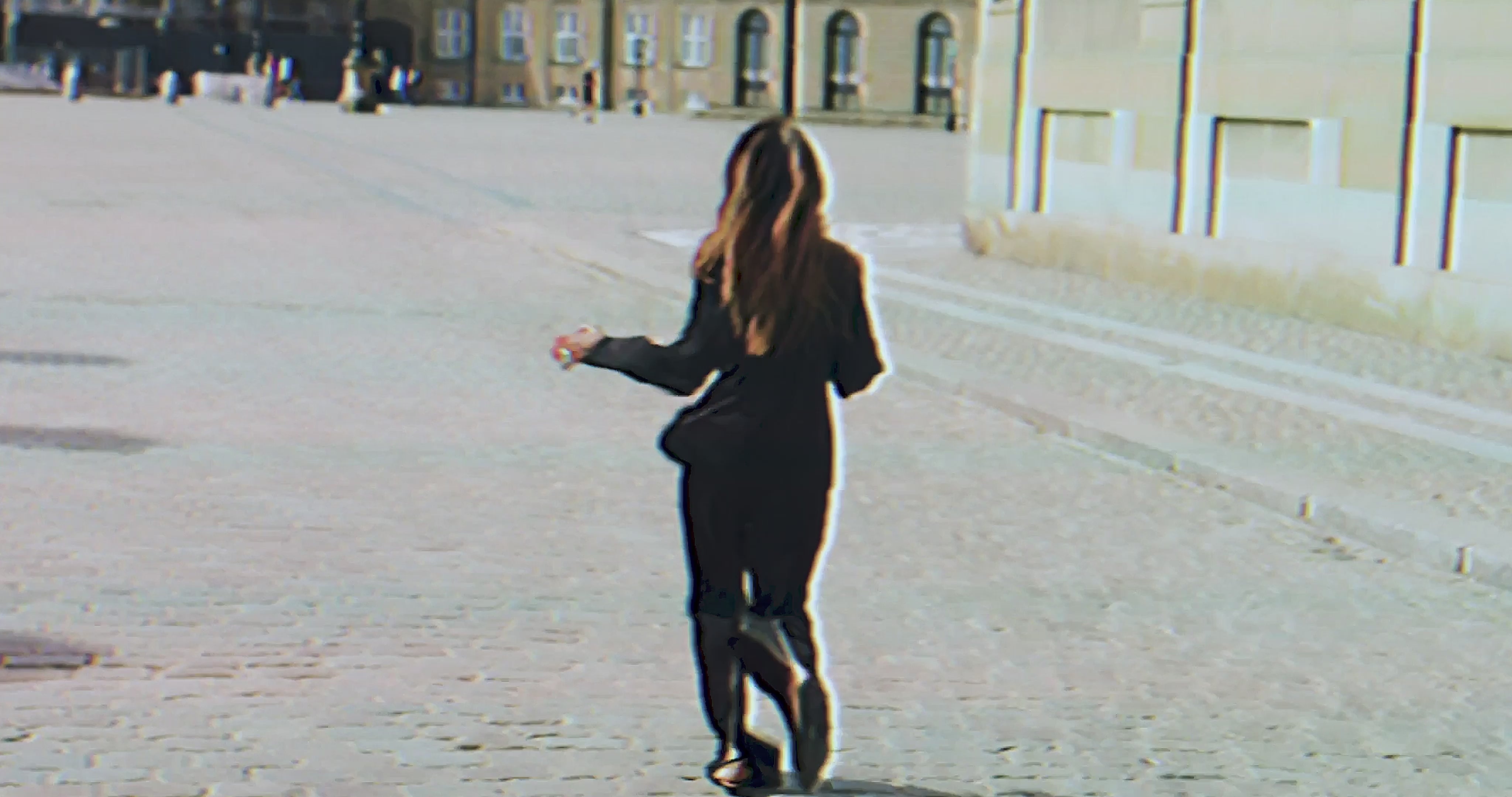 Kiala-M_White_Video_1