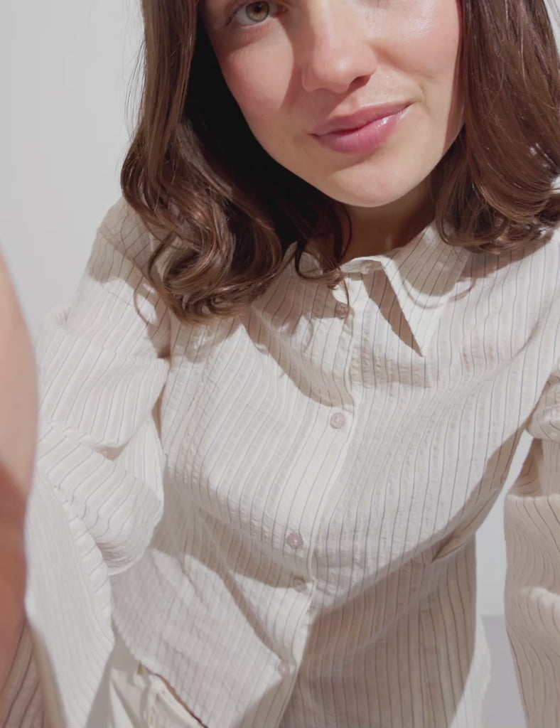 Kalanna-M_White Feather Grey Stripe_Video_3